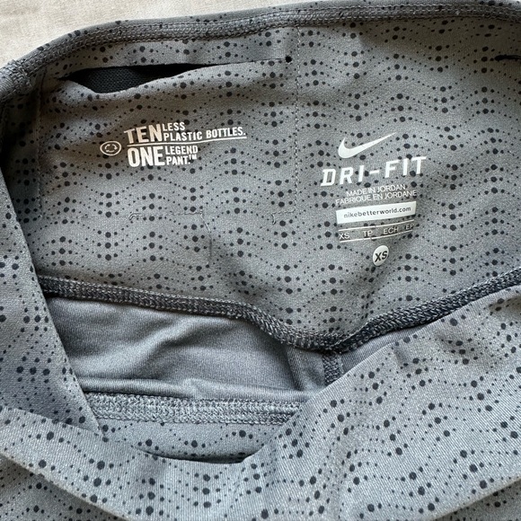 Nike Dri-Fit 3/4 Leggings Legend Pant in Gray and Black Wave Dot Design XS - Picture 2 of 7